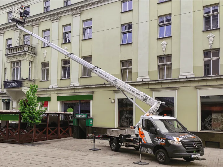 Montaż reklam na dużych wysokościach